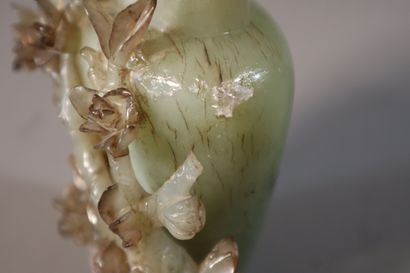 CHINA, 19th century
Covered vase in celadon...