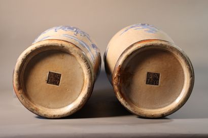CHINE, Nankin, XIXe siècle	
Paire de vases...