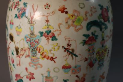 CHINE, Canton, XIXe siècle	
Vase balustre...