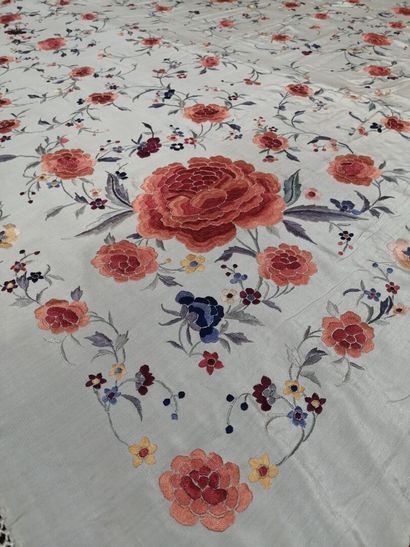 CHINA, Canton, 20th century
Set of four shawls...