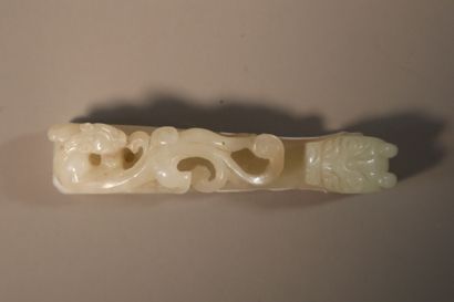 CHINA, 19th century
Nephrite jade fibula,...
