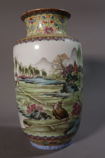 CHINA, Republic period - MINGUO (1912 - 1949)
Vase...