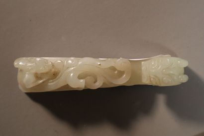 CHINA, 19th century
Nephrite jade fibula,...