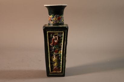 CHINE, vers 1900	
Vase de forme carrée en...
