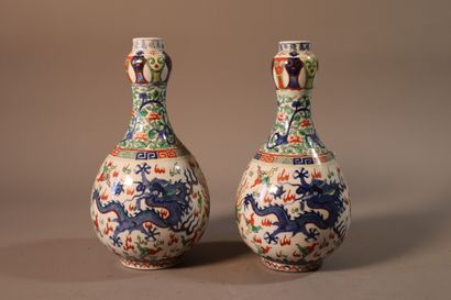 CHINE, XIXe siècle	
Deux vases pouvant former...