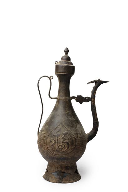 CHINE, XIXe siècle	
Deux verseuses en fonte...