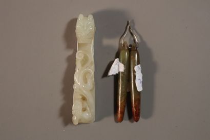 CHINA, 19th century
Nephrite jade fibula,...