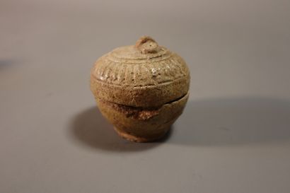 VIETNAM, XIIe/XIVe siècle	
Coupe, petit vase,...