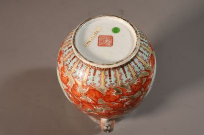 CHINA, Republic period - MINGUO (1912 - 1949)
Vase...