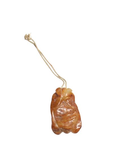 CHINA, 18th century
Pendant in rusty nephrite
in...