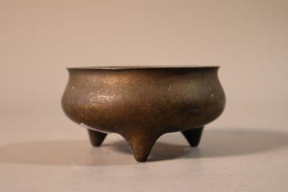 CHINA, 19th century
Tripod incense burner...