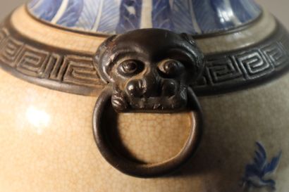 CHINE, Nankin, XIXe siècle	
Paire de vases...