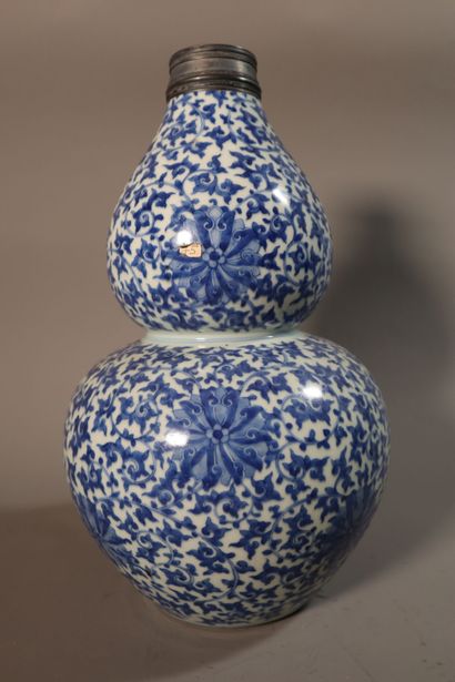 CHINA, 19th century
Vase of double gourd...