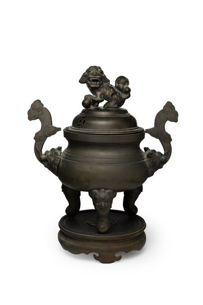 VIETNAM, vers 1900	
Brûle-parfum tripode...
