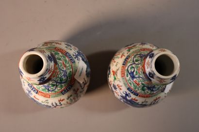 CHINE, XIXe siècle	
Deux vases pouvant former...
