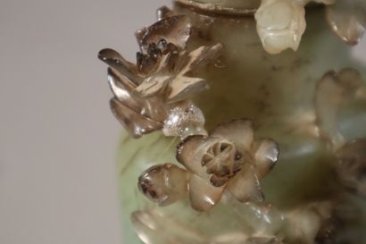CHINA, 19th century
Covered vase in celadon...