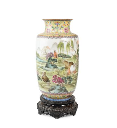 CHINA, Republic period - MINGUO (1912 - 1949)
Vase...