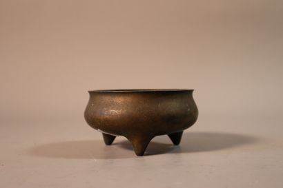 CHINA, 19th century
Tripod incense burner...