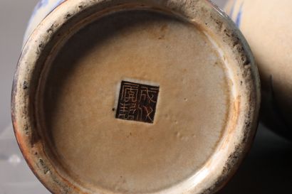 CHINE, Nankin, XIXe siècle	
Paire de vases...