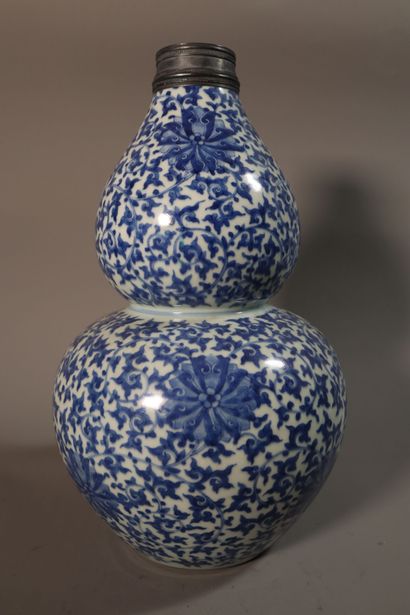 CHINA, 19th century
Vase of double gourd...