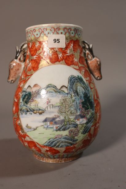 CHINA, Republic period - MINGUO (1912 - 1949)
Vase...