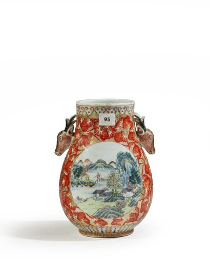 CHINA, Republic period - MINGUO (1912 - 1949)
Vase...