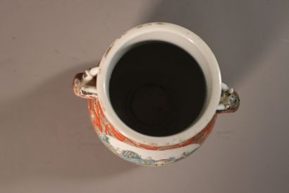 CHINA, Republic period - MINGUO (1912 - 1949)
Vase...