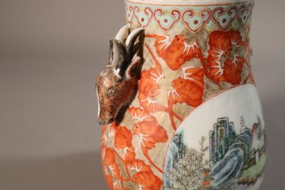 CHINA, Republic period - MINGUO (1912 - 1949)
Vase...