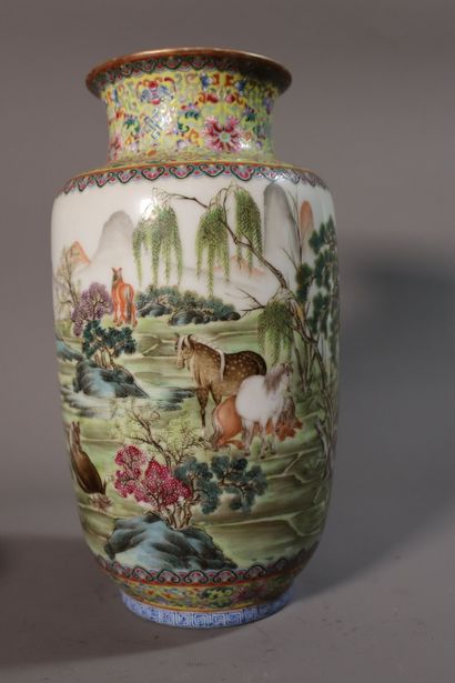 CHINA, Republic period - MINGUO (1912 - 1949)
Vase...