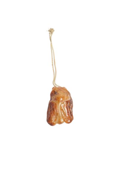 CHINA, 18th century
Pendant in rusty nephrite
in...