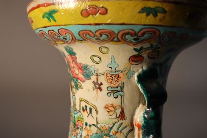 CHINE, Canton, XIXe siècle	
Vase balustre...