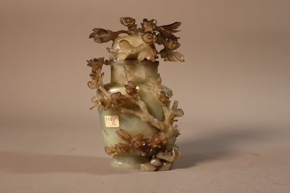 CHINA, 19th century
Covered vase in celadon...