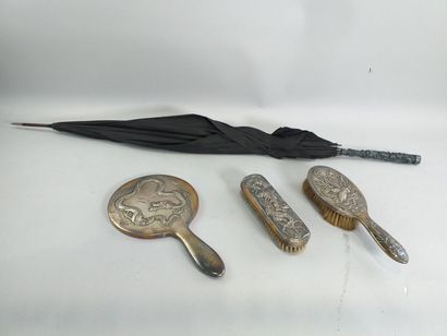 LOT EN ARGENT:
Parapluie à manche en argent...