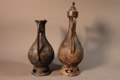 CHINE, XIXe siècle	
Deux verseuses en fonte...