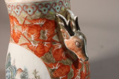 CHINA, Republic period - MINGUO (1912 - 1949)
Vase...