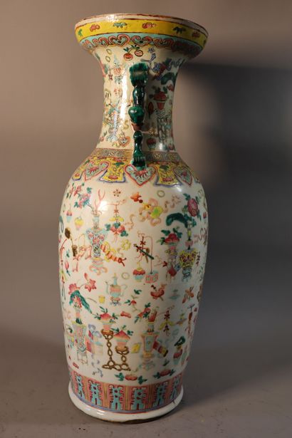 CHINE, Canton, XIXe siècle	
Vase balustre...