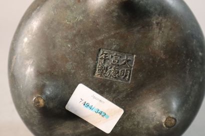 CHINA, 19th century
Tripod incense burner...