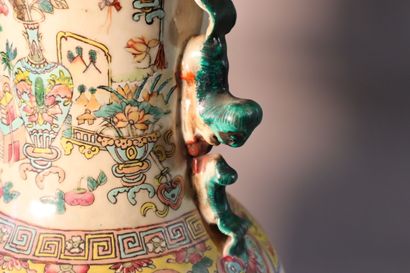 CHINE, Canton, XIXe siècle	
Vase balustre...