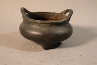 CHINA, 19th century
Tripod incense burner...