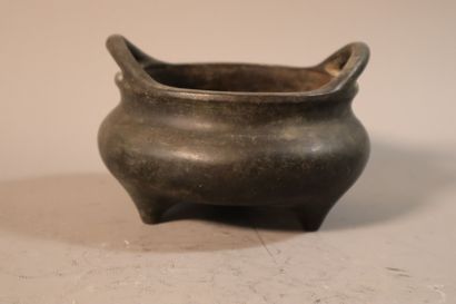 CHINA, 19th century
Tripod incense burner...