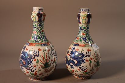 CHINE, XIXe siècle	
Deux vases pouvant former...