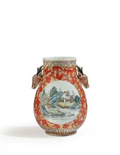 CHINA, Republic period - MINGUO (1912 - 1949)
Vase...