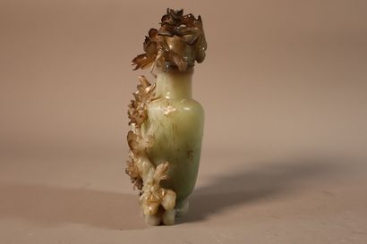 CHINA, 19th century
Covered vase in celadon...