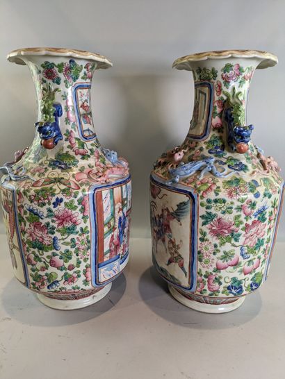 CANTON Paire de vases émaillés à décor de...