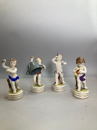 Groupe en porcelaine polychrome représentant...