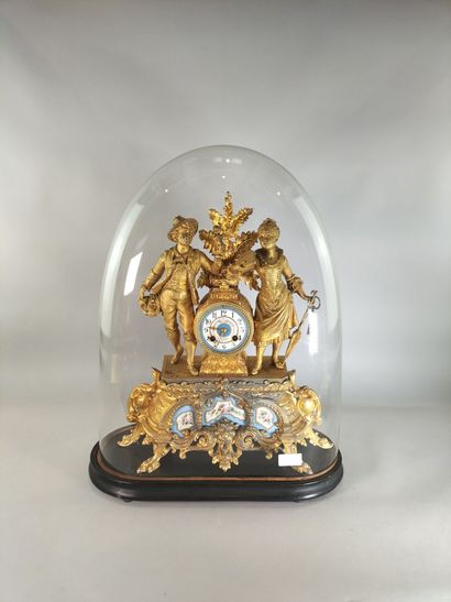 Pendule Romantique en régule doré à décor...