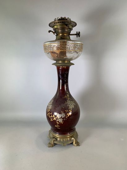 LAMPE à pétrole en porcelaine à décor de...