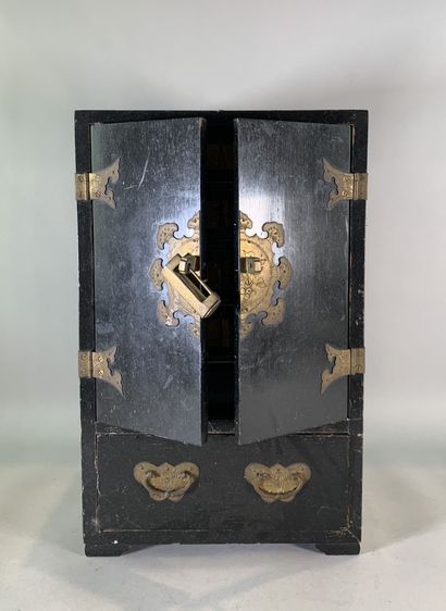 CABINET en laque noir ouvrant par deux portillons...