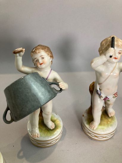 Groupe en porcelaine polychrome représentant...