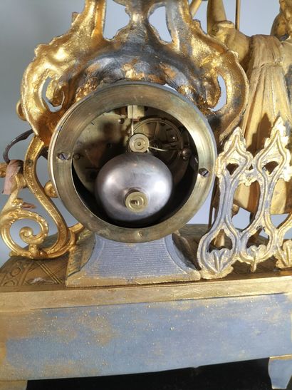 Pendule Romantique en régule doré à décor...